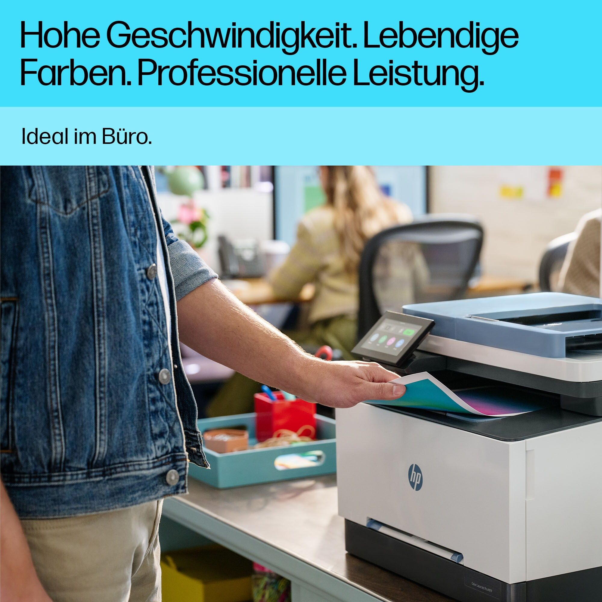 Eine Person benutzt einen HP-Drucker im Büro. Bunte Papiere liegen auf dem Druckertablett.