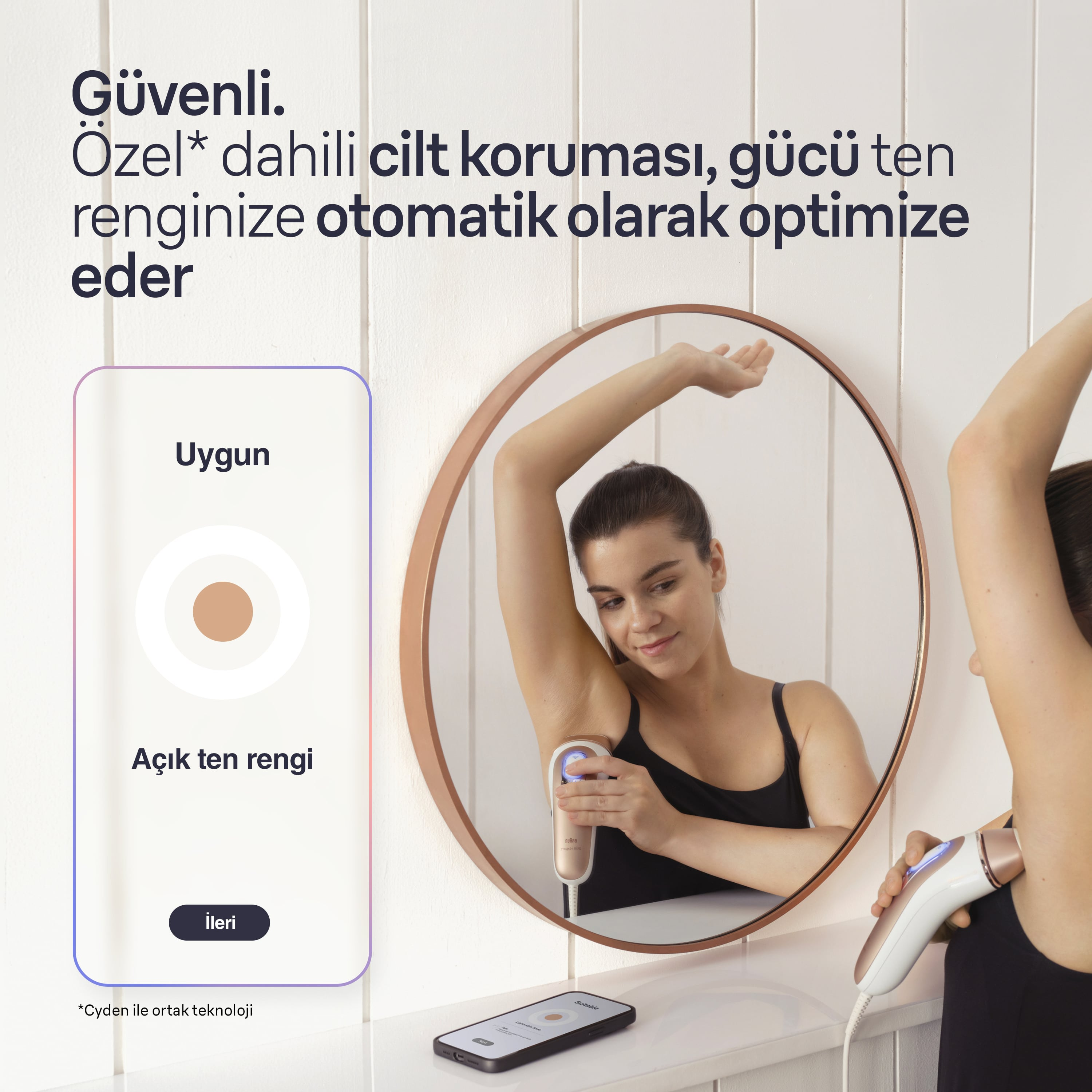 Aynada bir kadın, tüy alma cihazı kullanıyor.