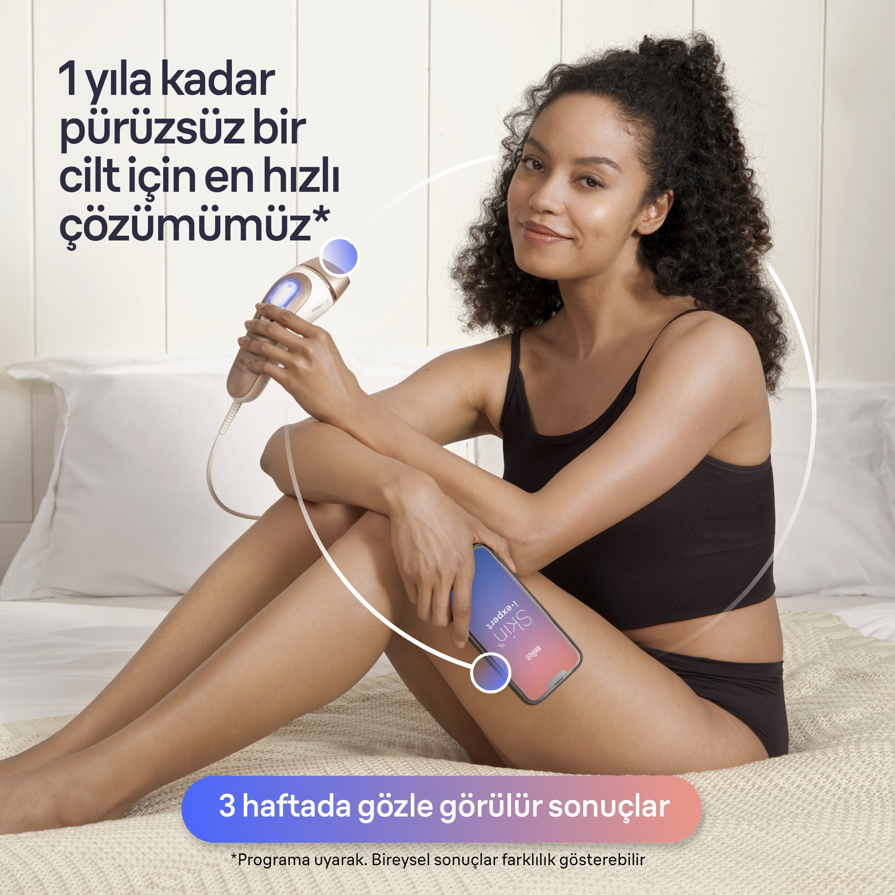 Bir kadın Philips Lumea cihazı kullanıyor, telefon tutuyor. Telefon uygulamasını ve Lumea cihazını gösteriyor.