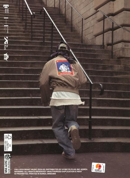 Person geht Treppen hoch. Sie tragen eine Jacke mit einem Aufnäher.