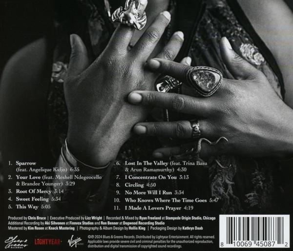 Nahaufnahme von Händen mit Ringen, die ein CD-Cover mit Songtiteln halten.