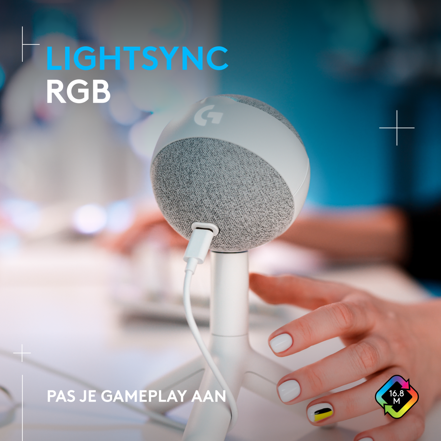 White speaker with white stand and black cable. Text says 'LIGHTSYNC RGB' and 'PAS JE GAMEPLAY AAN'.