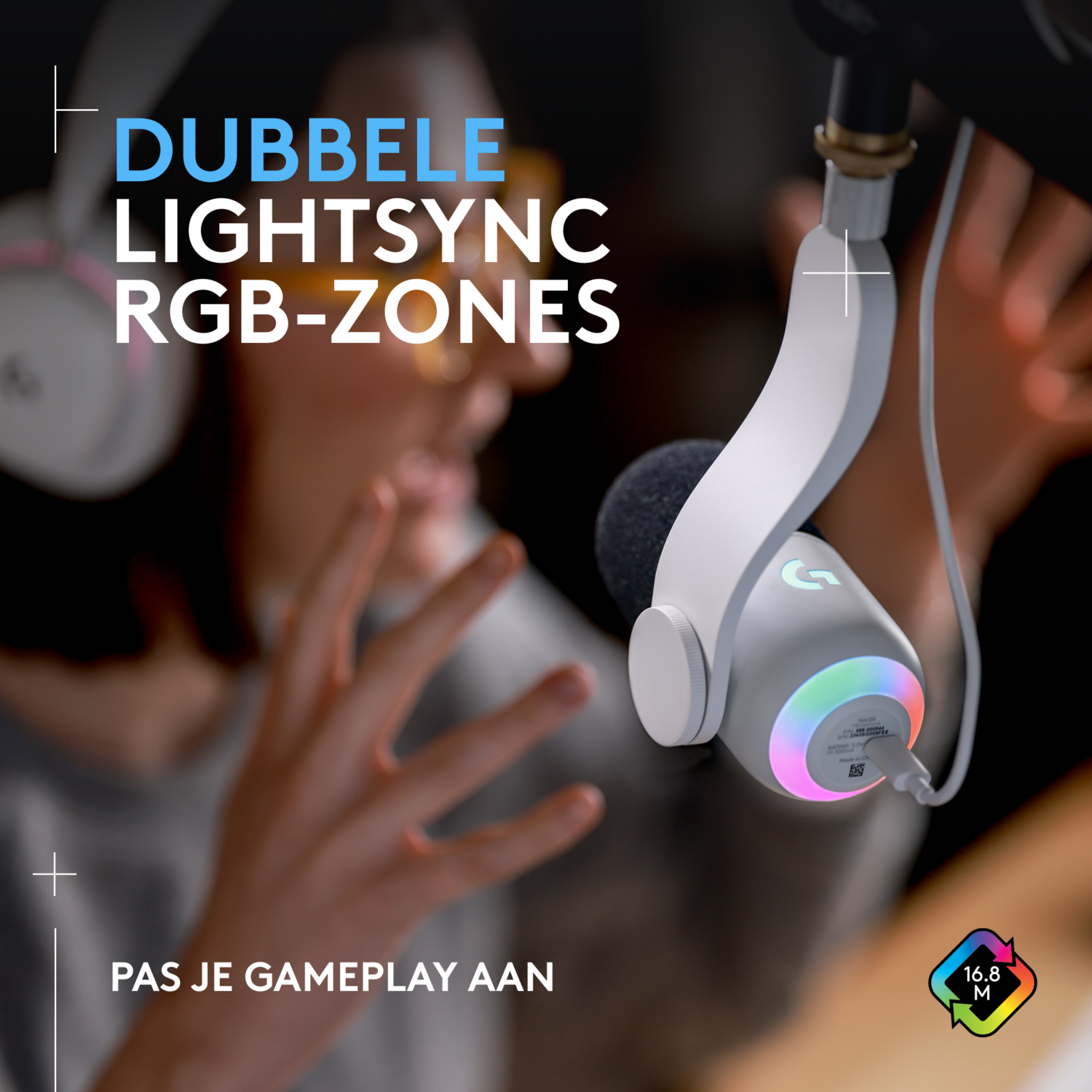 Headset with colorful lights. Text highlights "RGB-ZONES" and "PAS JE GAMEPLAY AAN".