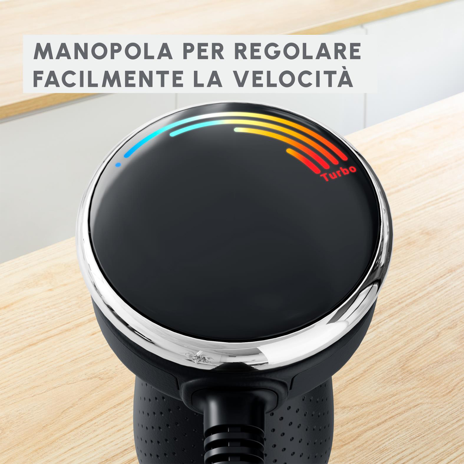 Una persona che tiene un telefono scattando una foto di un vaso con luci colorate.