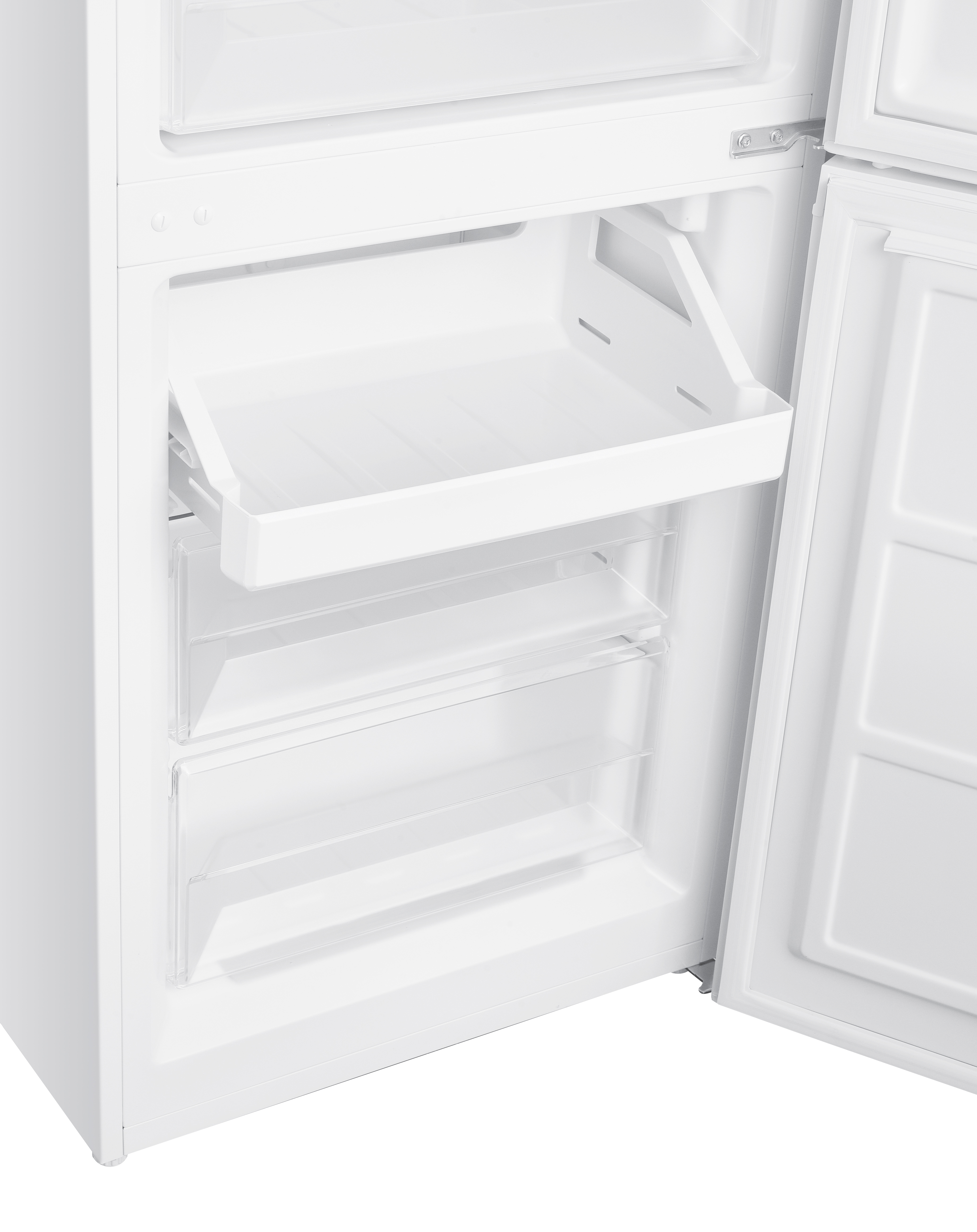 Refrigerador blanco con congelador y estantes abiertos, mostrando el contenido.