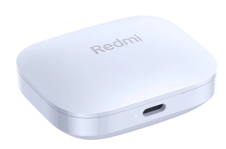 Białe etui ładujące Redmi. Słowo Redmi jest wydrukowane na górze etui.