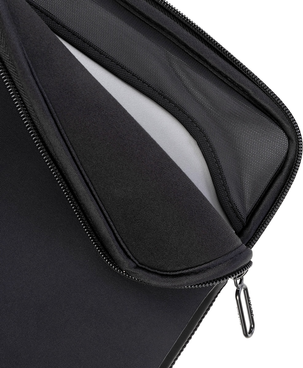 Schwarze Laptoptasche, geöffnet, um das Innere zu zeigen, mit Reißverschluss und Metallzug.