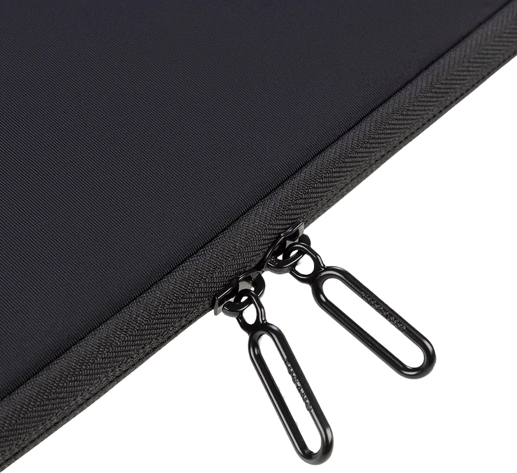 Nahaufnahme einer schwarzen Laptoptasche mit zwei schwarzen Reißverschlüssen.