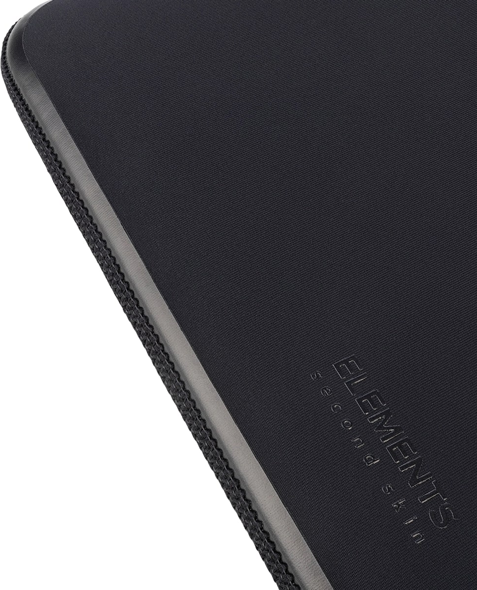 Schwarze Laptoptasche mit geprägtem Logo, Text „zweite Haut“ an der Seite. Nahaufnahme.