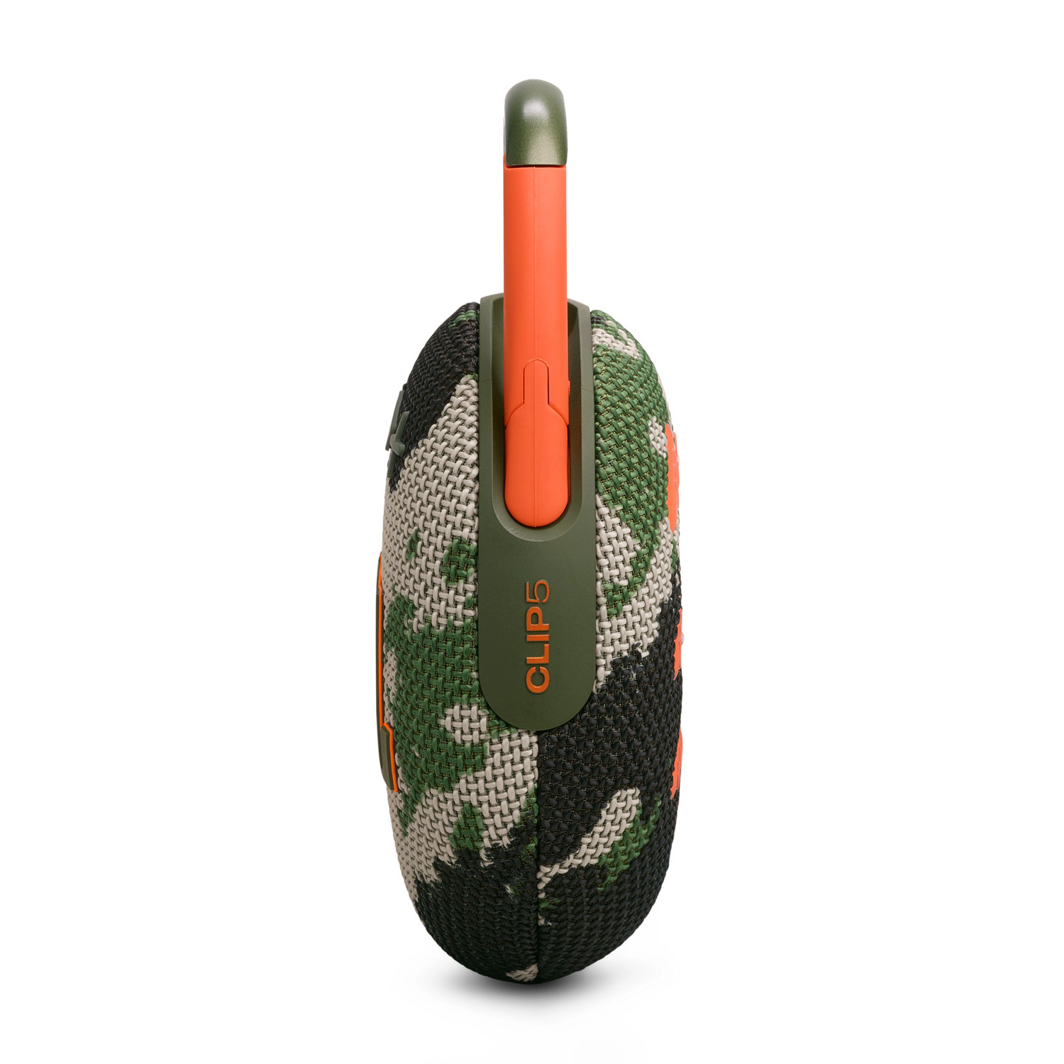 Un haut-parleur à motif camouflage avec un clip orange, vu de côté, sur fond blanc.