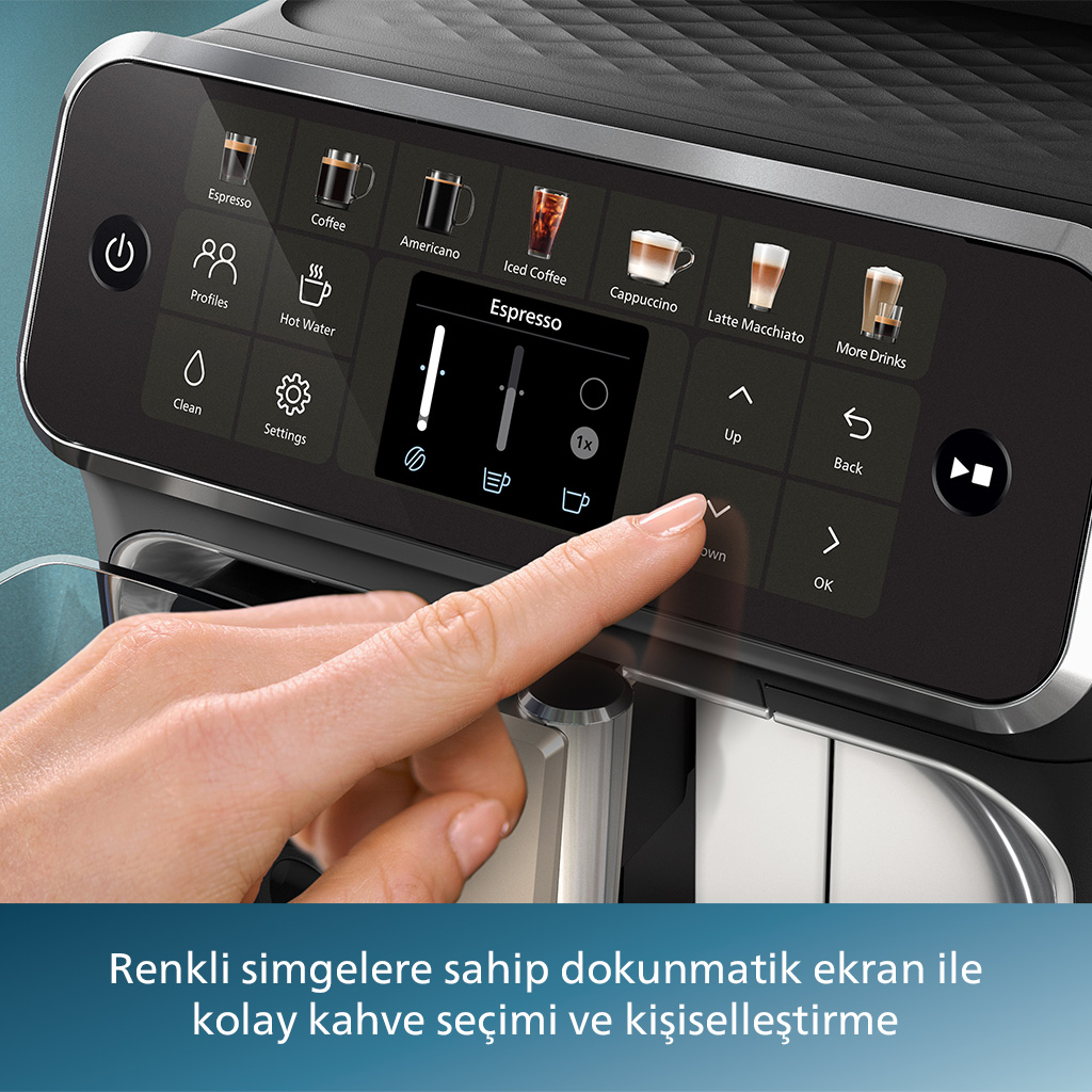 Dokunmatik ekranlı espresso makinesi, bir düğmeye basan el.
