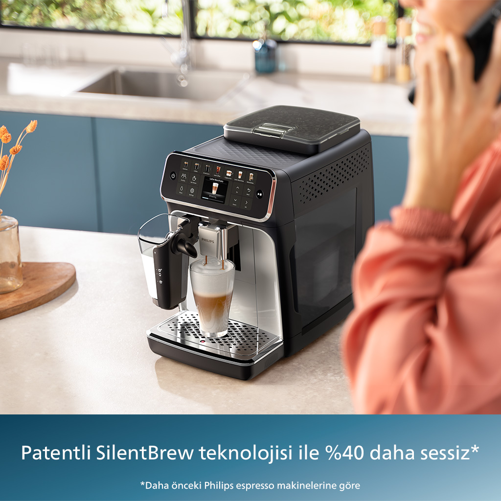 Bardaklı espresso makinesi, telefonda konuşan kişi ve metin: SilentBrew teknolojisi.
