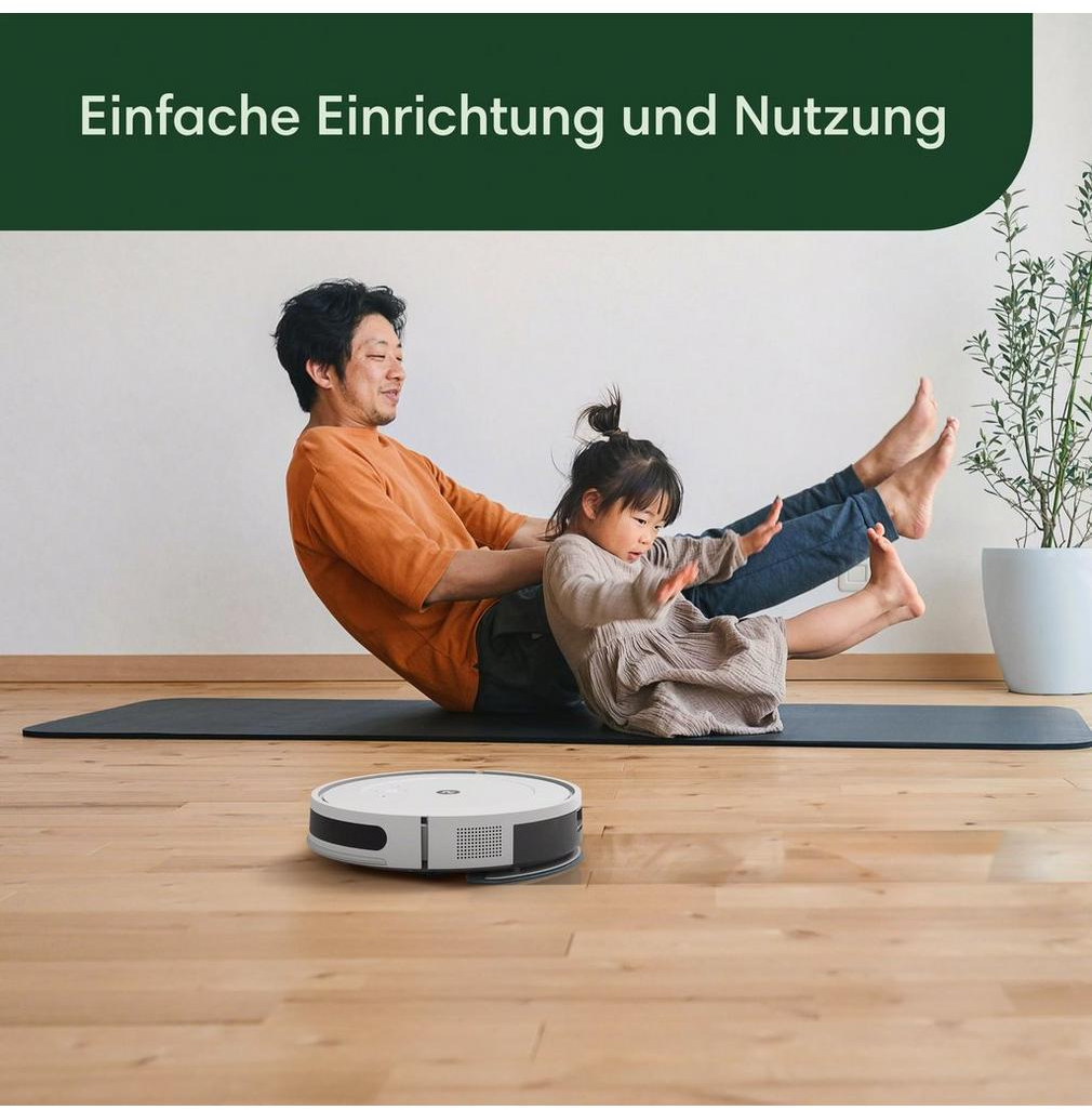 Ein Vater und eine Tochter benutzen einen Roboter-Staubsauger.