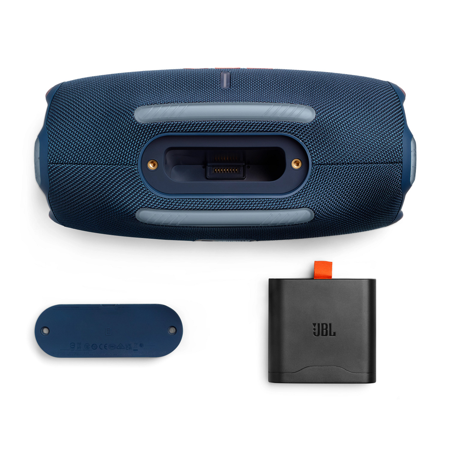 Haut-parleur Bluetooth JBL bleu avec un port de chargement et un adaptateur de charge noir.