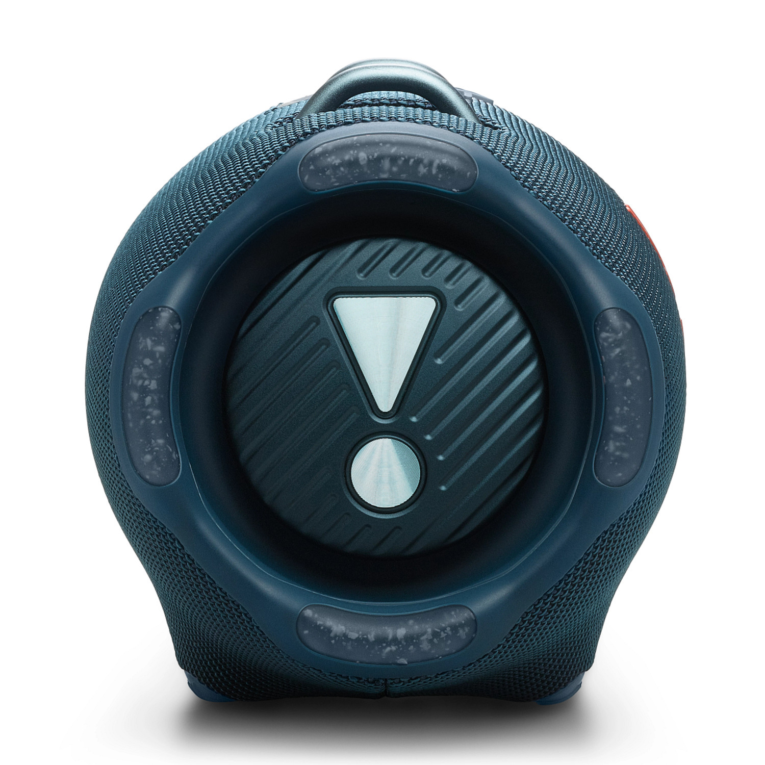 Enceinte JBL bleue et noire, avec un grand point d'exclamation à l'avant. Sur fond blanc.