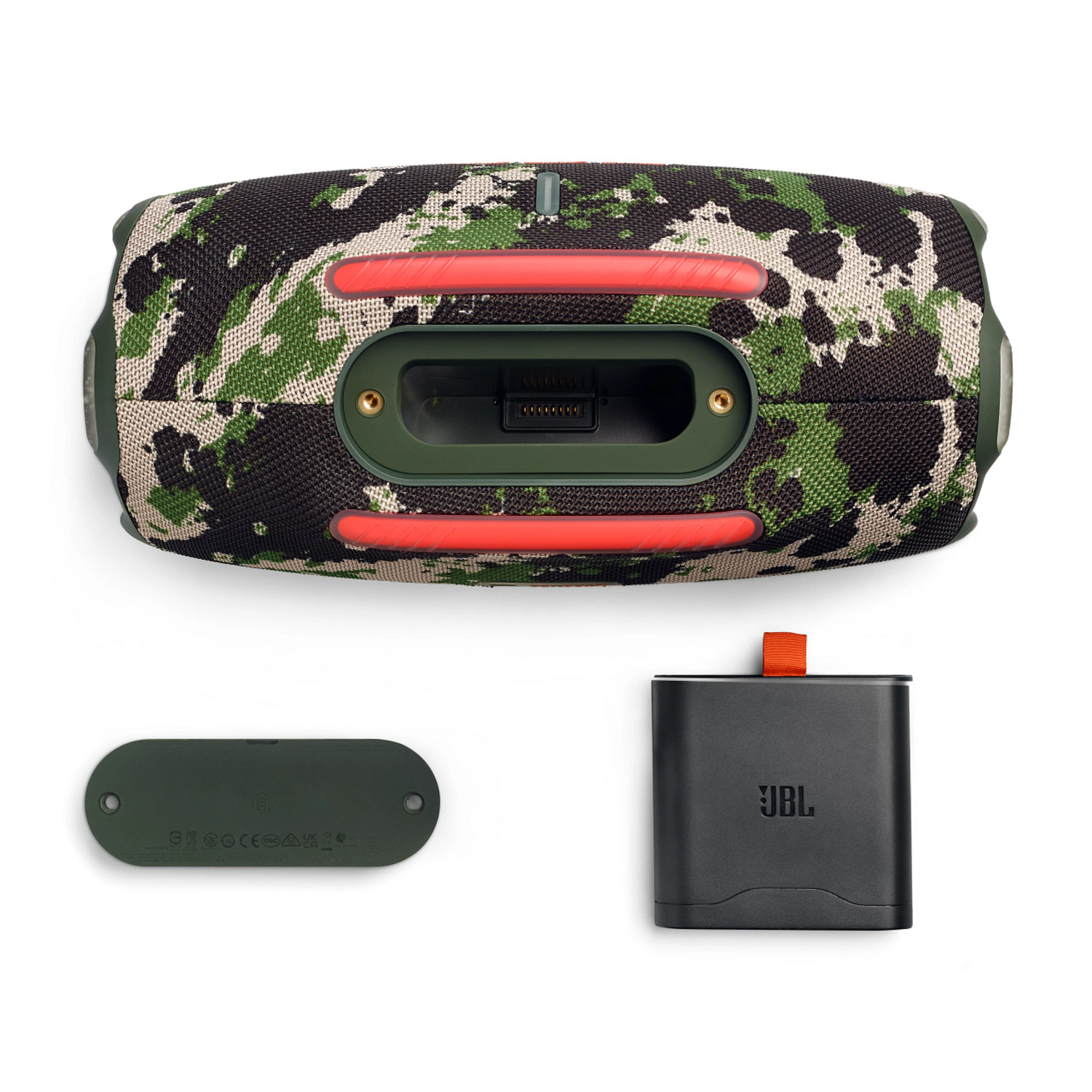 Haut-parleur à motif camouflage avec étui de chargement et couvercle noirs.