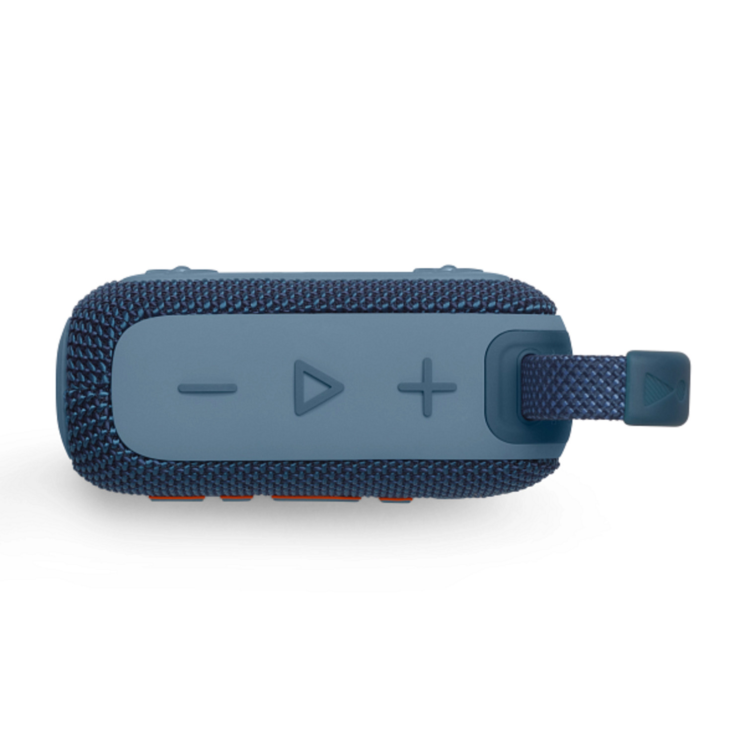 Un haut-parleur JBL bleu et gris avec des boutons de contrôle et une boucle. Il est sur une surface blanche.