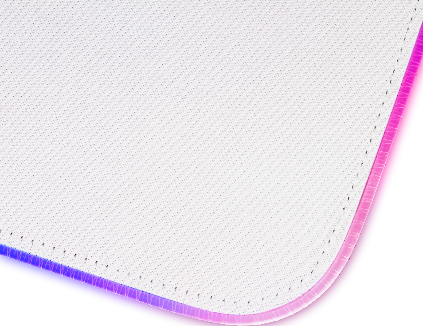 Un angolo di un tessuto bianco con bordi rosa e blu.