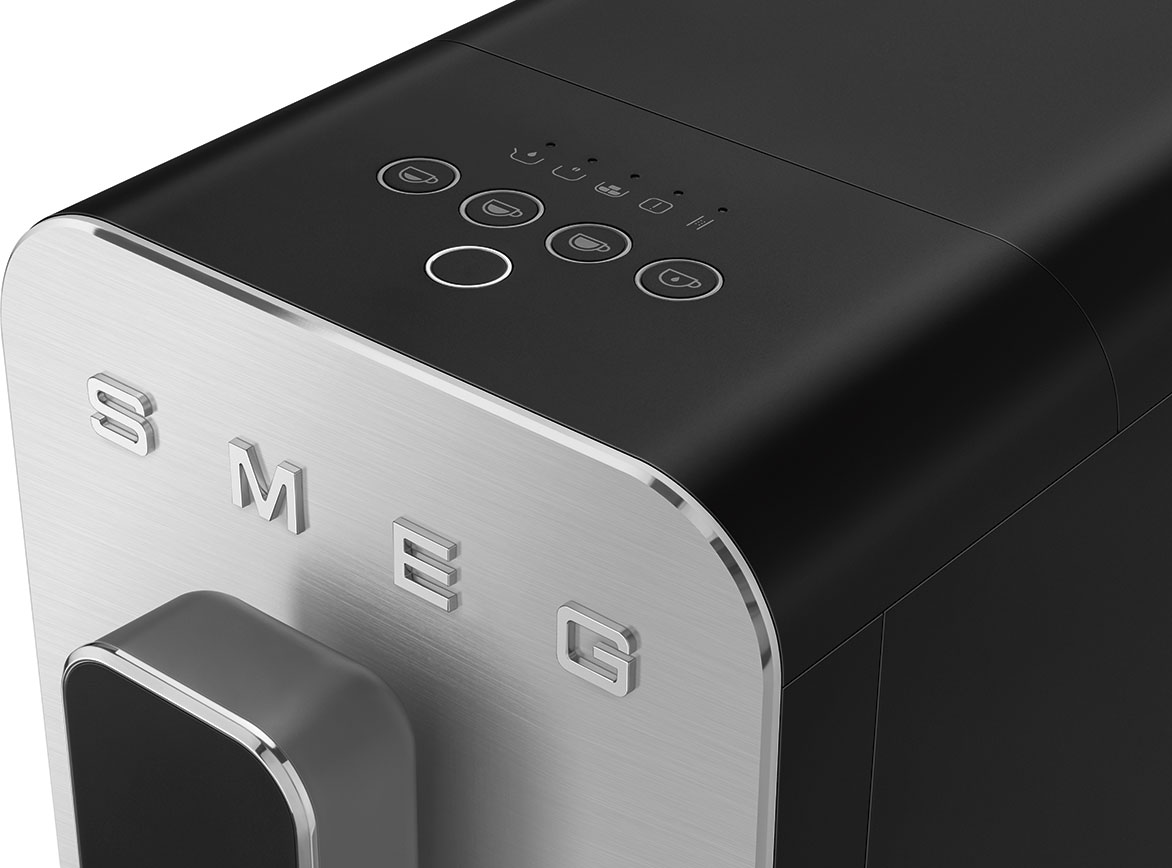 Primo piano di una macchina per espresso SMEG nera e argento, con pulsanti di controllo.