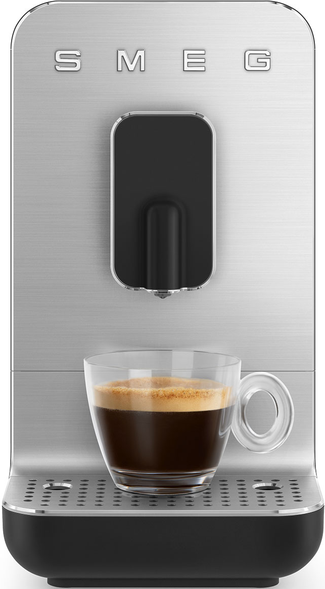 Macchina per espresso Smeg con tazza di caffè, design in acciaio inox e nero.