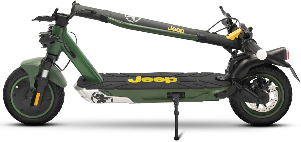 Groene Jeep elektrische scooter, opgevouwen, op een witte achtergrond. Zwart stuur en wielen.