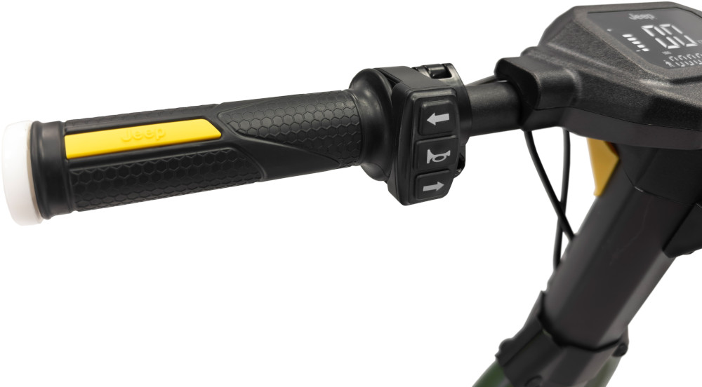 Close-up van het stuur van een e-scooter met zwarte grip, gele accenten en bedieningsknoppen.