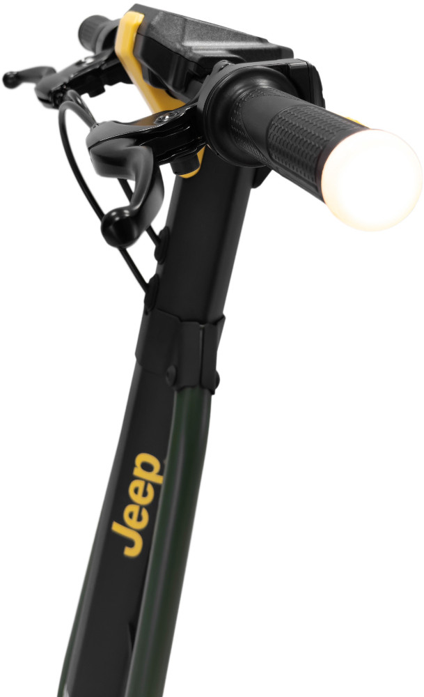 Zwart en geel Jeep elektrische scooterstuur met een lamp. Zwart en geel Jeep elektrische scooter.