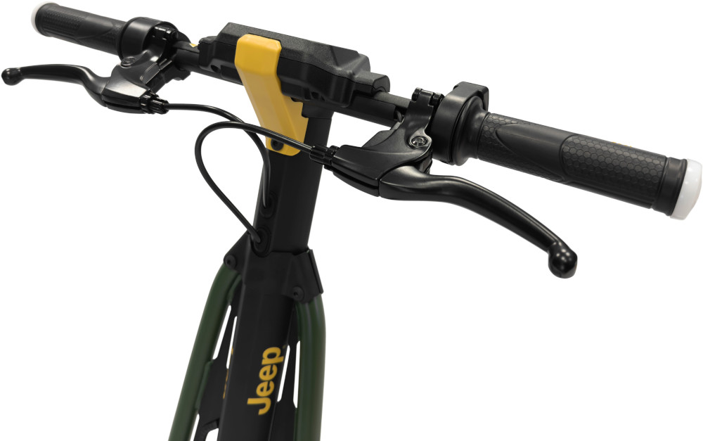 Close-up van het stuur van een e-scooter met remmen en een geel Jeep-logo.