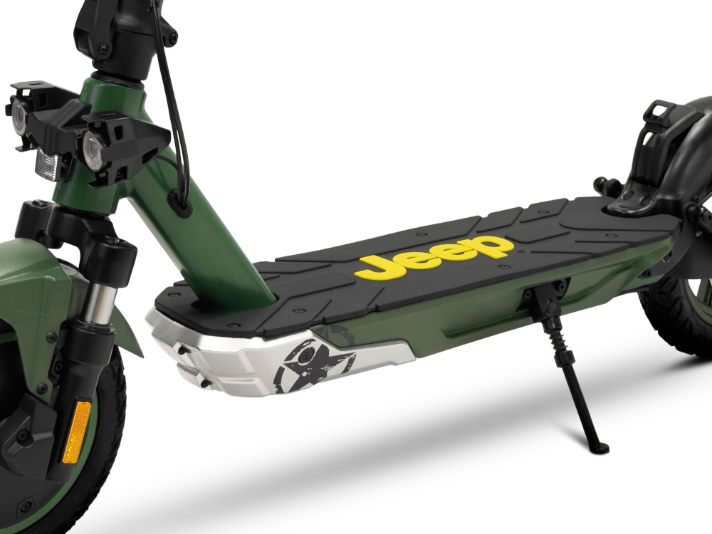 Groene Jeep elektrische scooter. De scooter staat schuin en op een witte achtergrond.