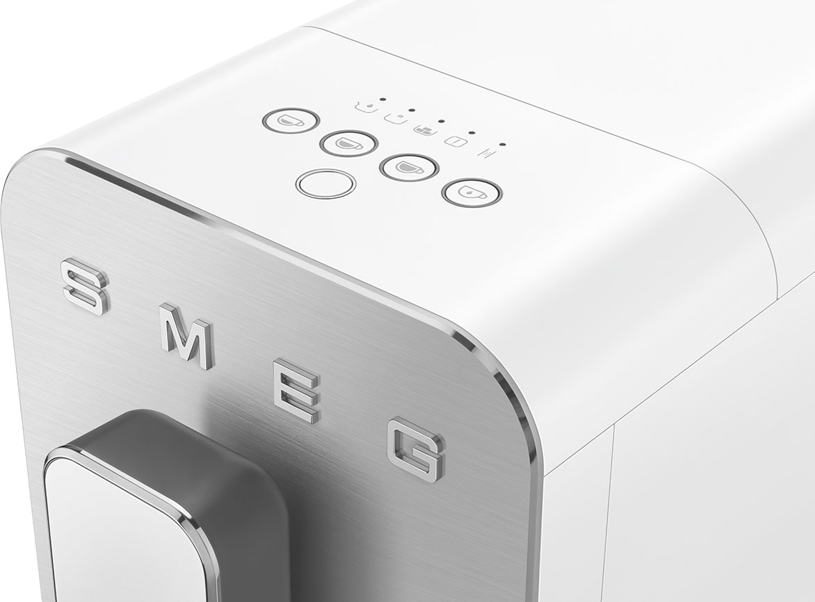 Primo piano di una macchina da caffè Smeg bianca e argentata con pulsanti e logo. Design pulito e moderno.