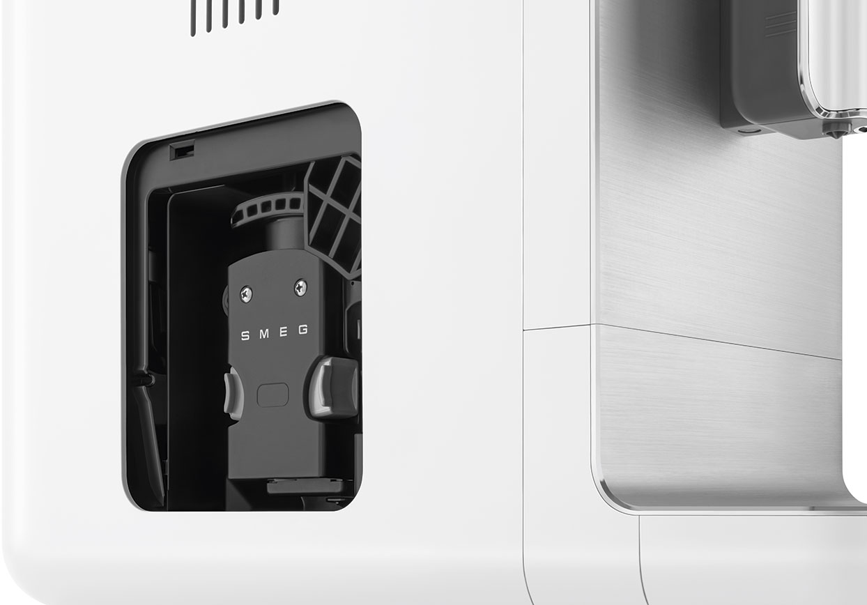 Macchina da caffè bianca con componenti neri. Etichetta SMEG su un componente nero. Sfondo bianco.