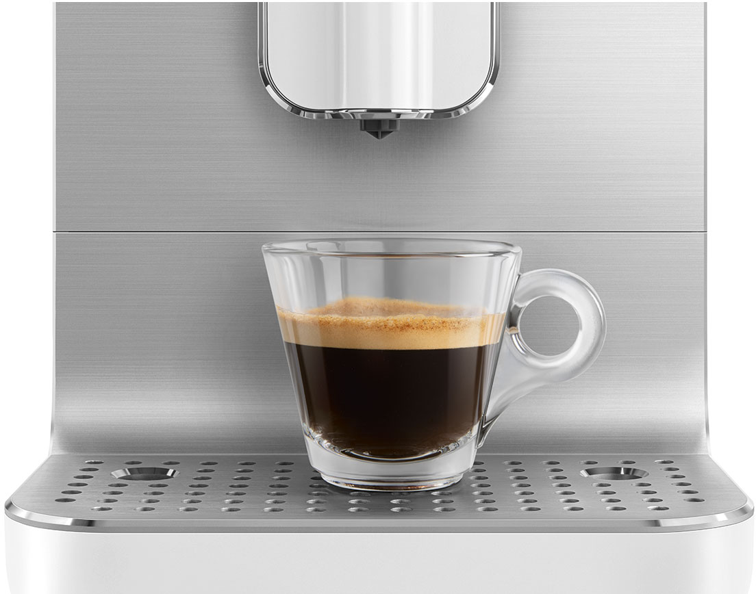 Una tazza di espresso su un vassoio d'argento per macchina da caffè.