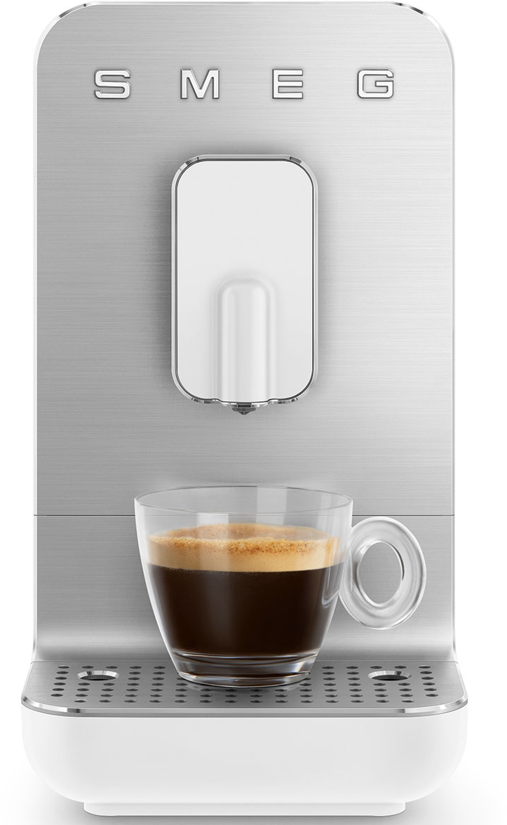 Una macchina per il caffè SMEG con una tazza di vetro. La tazza contiene caffè e lo sfondo è bianco.