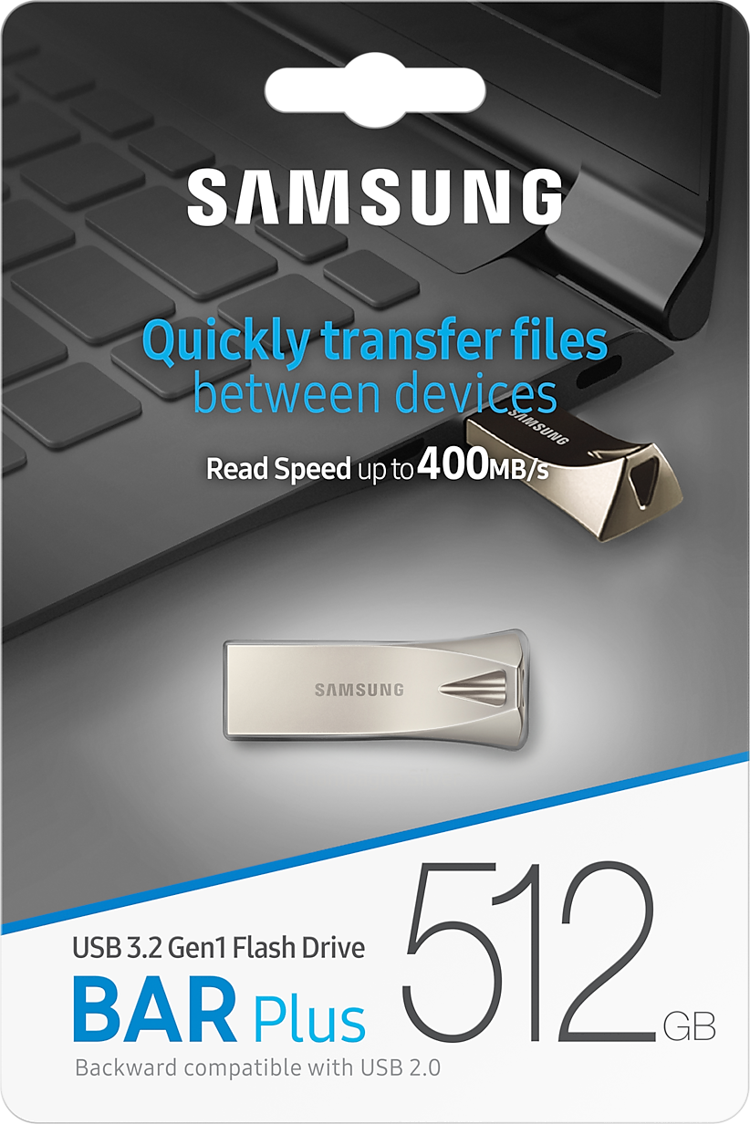 Ezüst USB meghajtó csomagolással, feliratok: "SAMSUNG", "512GB", "USB 3.2 Gen1". Hátul egy laptop.