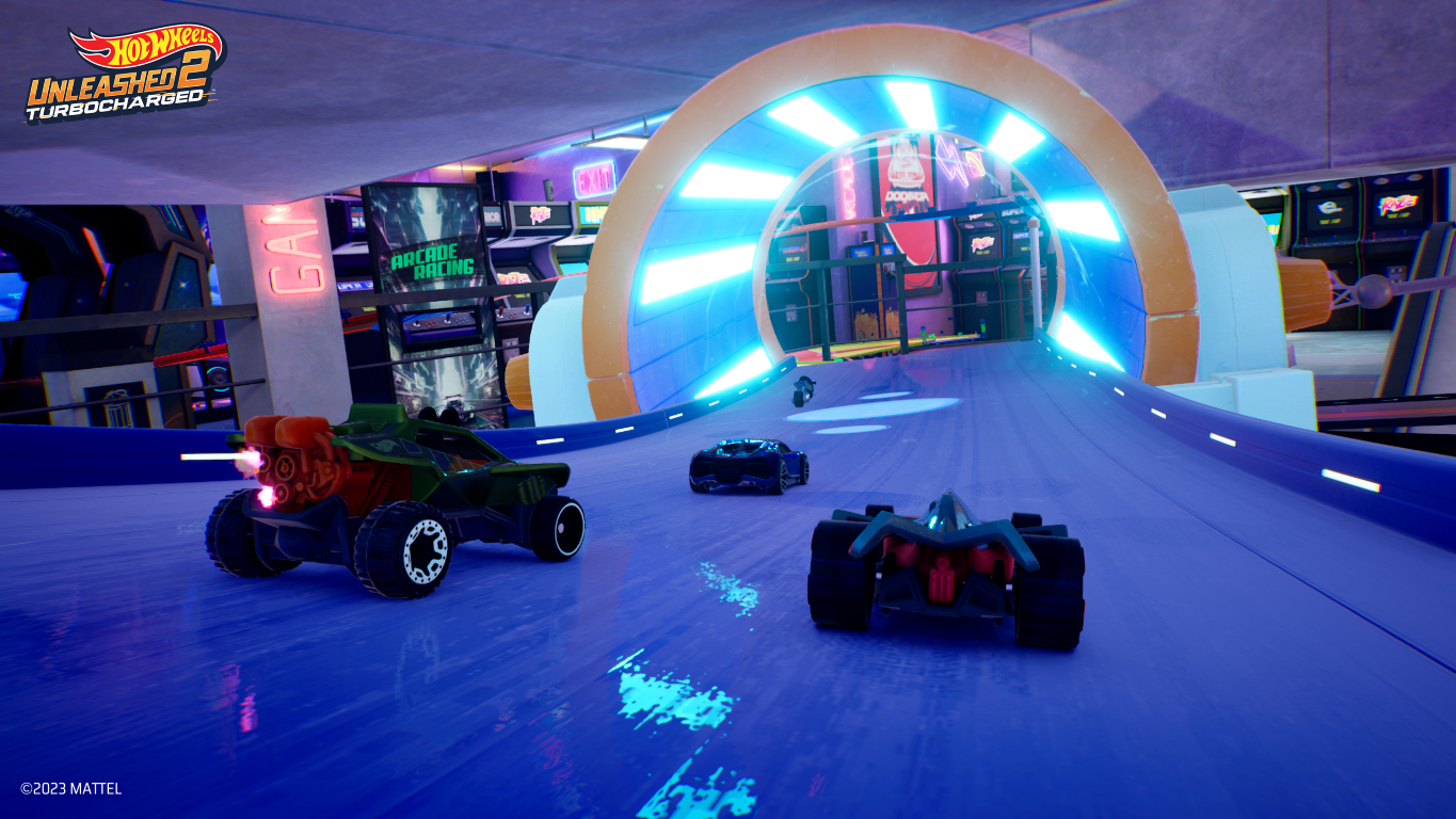Scena z gry wideo z samochodami Hot Wheels ścigającymi się na torze. Podświetlone tło arcade.