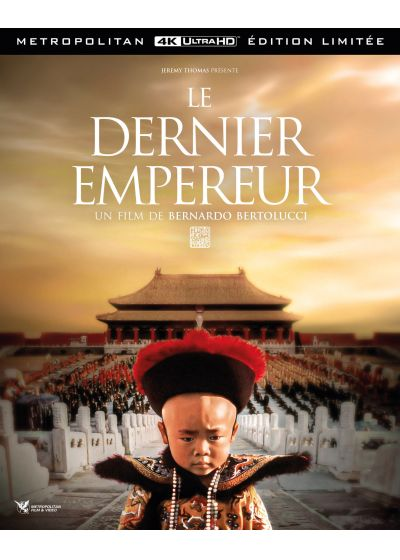 Affiche du film : 'Le Dernier Empereur'. Un enfant en costume orné. Une foule nombreuse en arrière-plan.