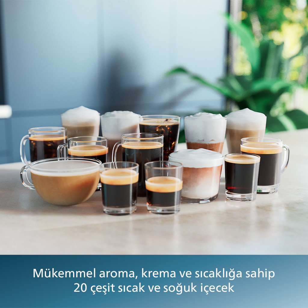Mermer bir yüzey üzerinde farklı kahve içecekleri çeşitleri bulunan çok sayıda bardak.