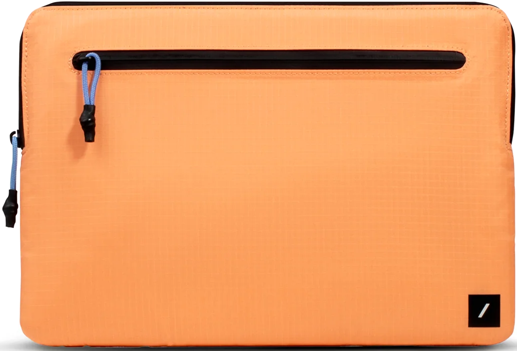Orangene Laptoptasche mit schwarzem Reißverschluss und blauem Kordelzug.