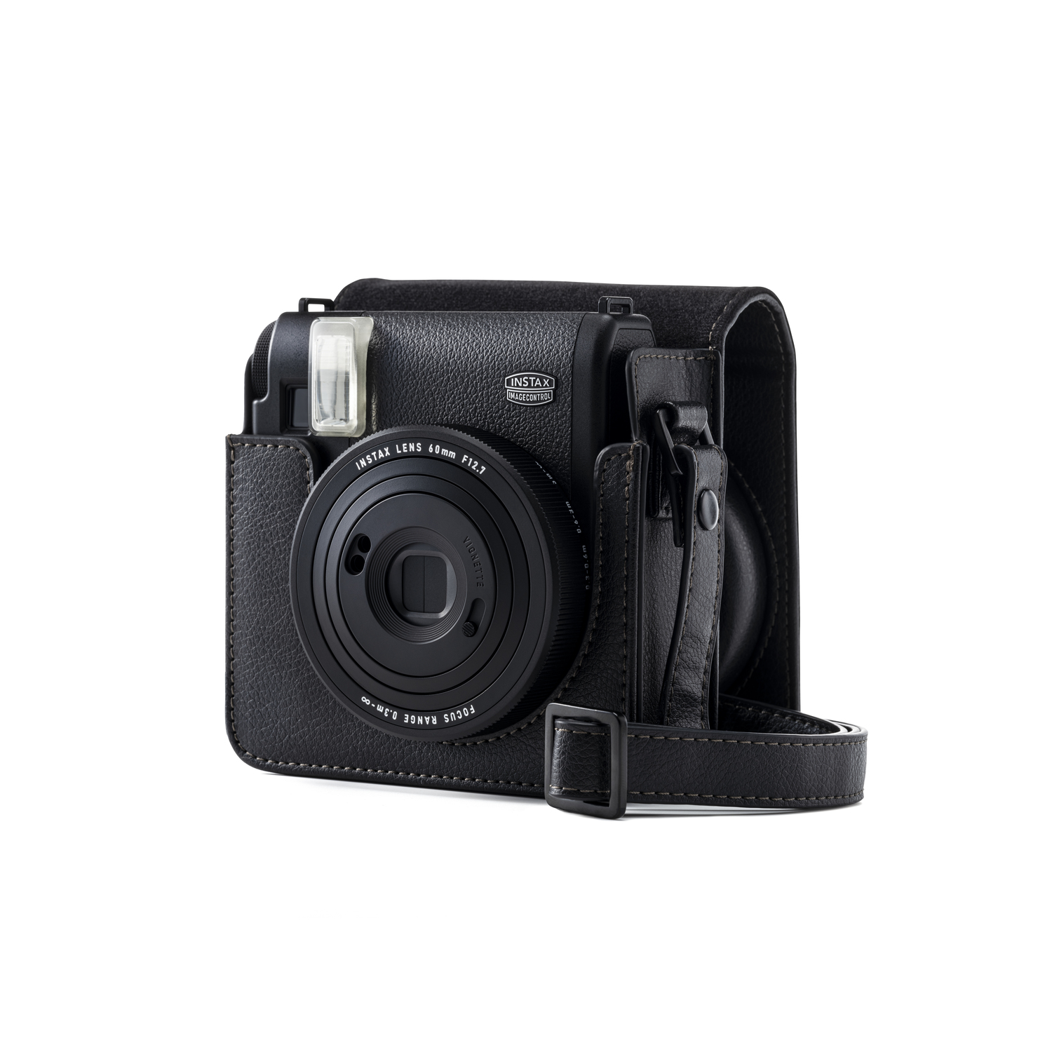 Een zwarte Instax-camera in een leren hoes. De camera heeft een lens en flitser.
