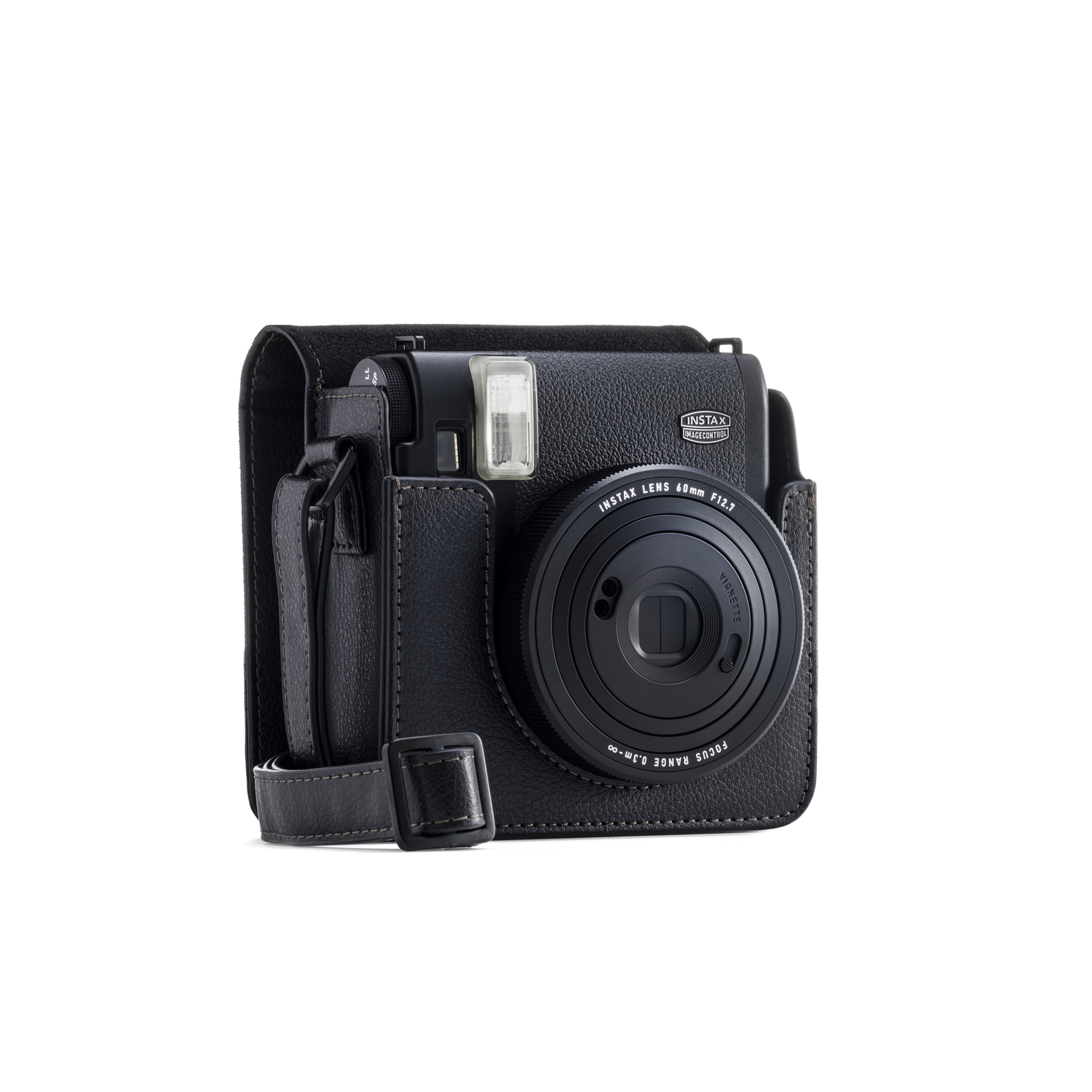 Zwarte Instax camera in een hoesje op een witte ondergrond, met lens en riem.