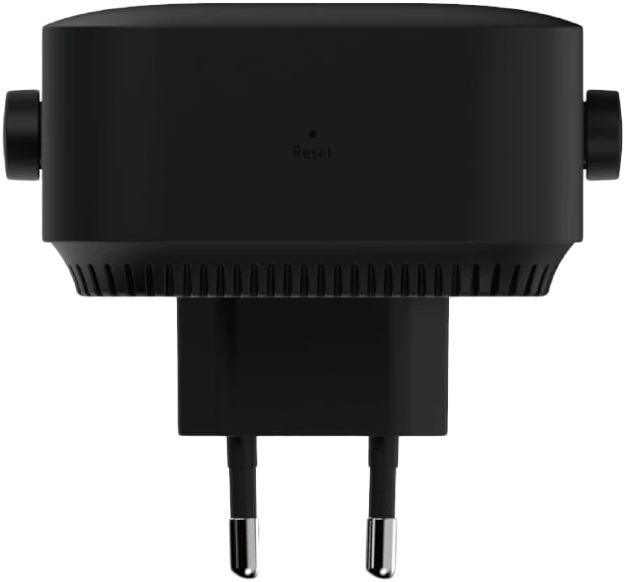 Fekete WiFi jelerősítő két antennával és dugóval. Fehér háttér.