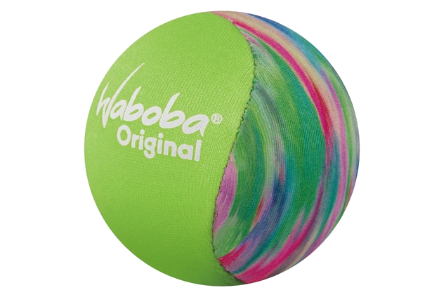 Zöld és többszínű labda a 'Waboba' szóval, fekete háttéren.