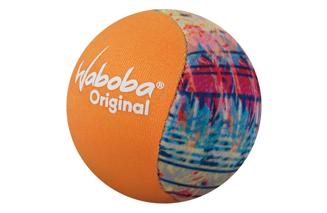 Egy narancssárga és mintás strandlabda a 'Waboba' felirattal.