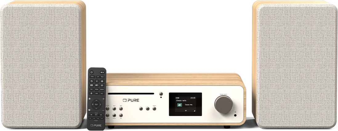 Pure Radio mit Lautsprechern, Fernbedienung und CD-Player, auf weißem Hintergrund.