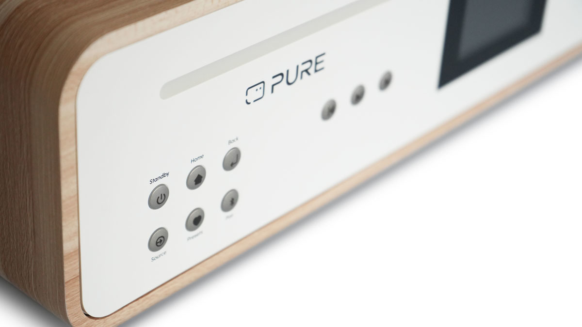 Nahaufnahme eines weißen und holzfarbenen Pure-Radios mit Bedienelementen.