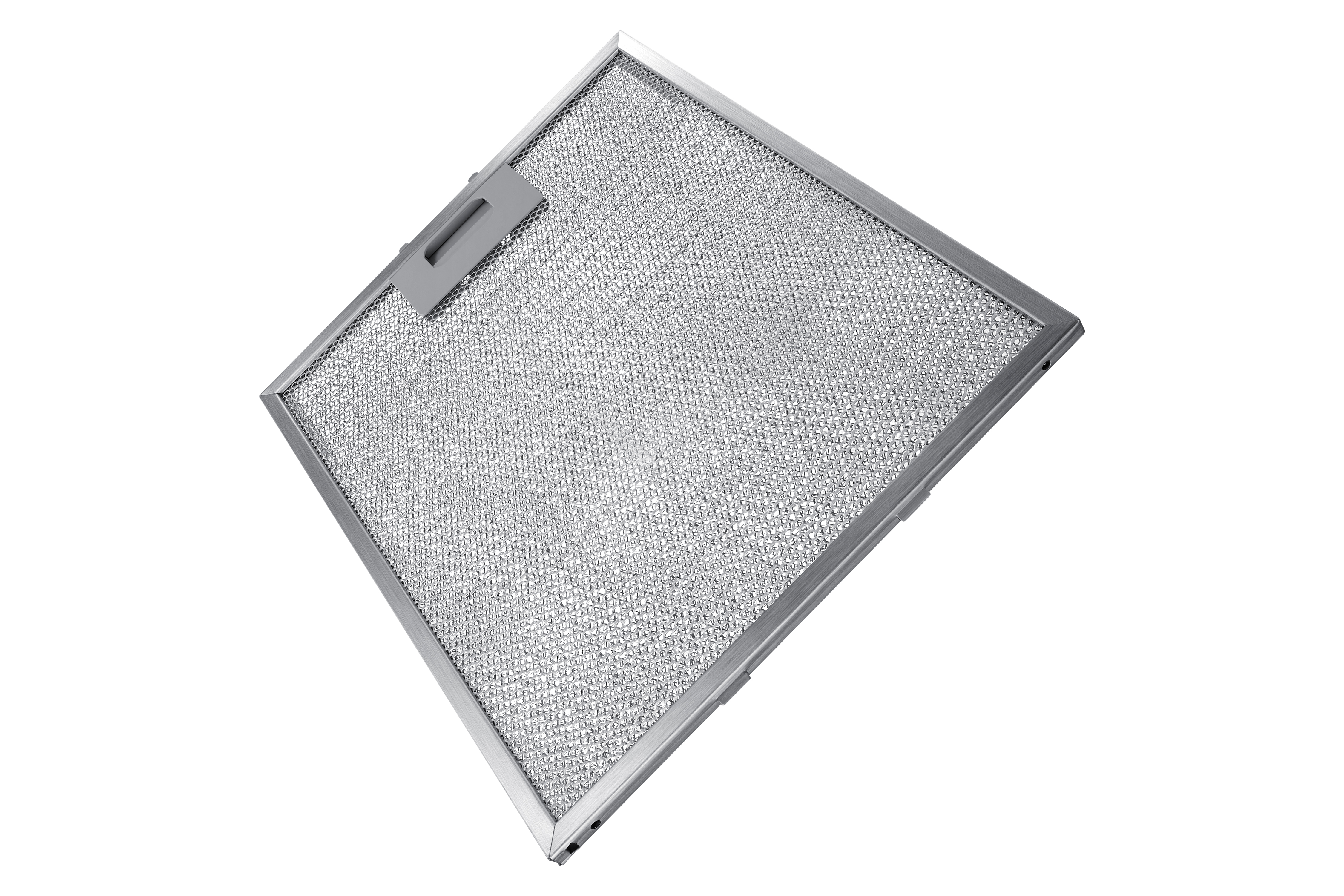 Un filtro de ventilación metálico rectangular con un diseño de malla fina y un asa, aislado sobre blanco.