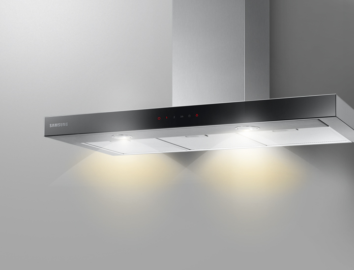 Campana extractora de acero inoxidable con luces y panel de control negro.