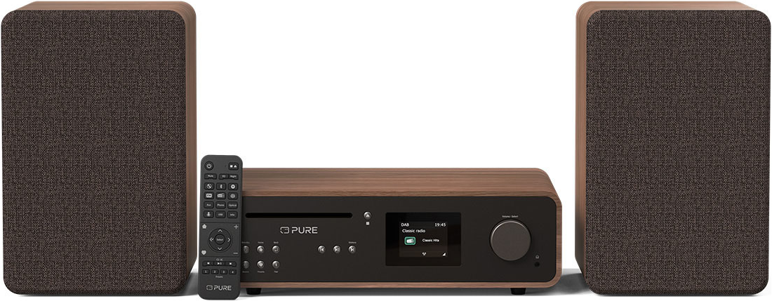 Un impianto stereo con altoparlanti su entrambi i lati, un telecomando e un lettore CD.