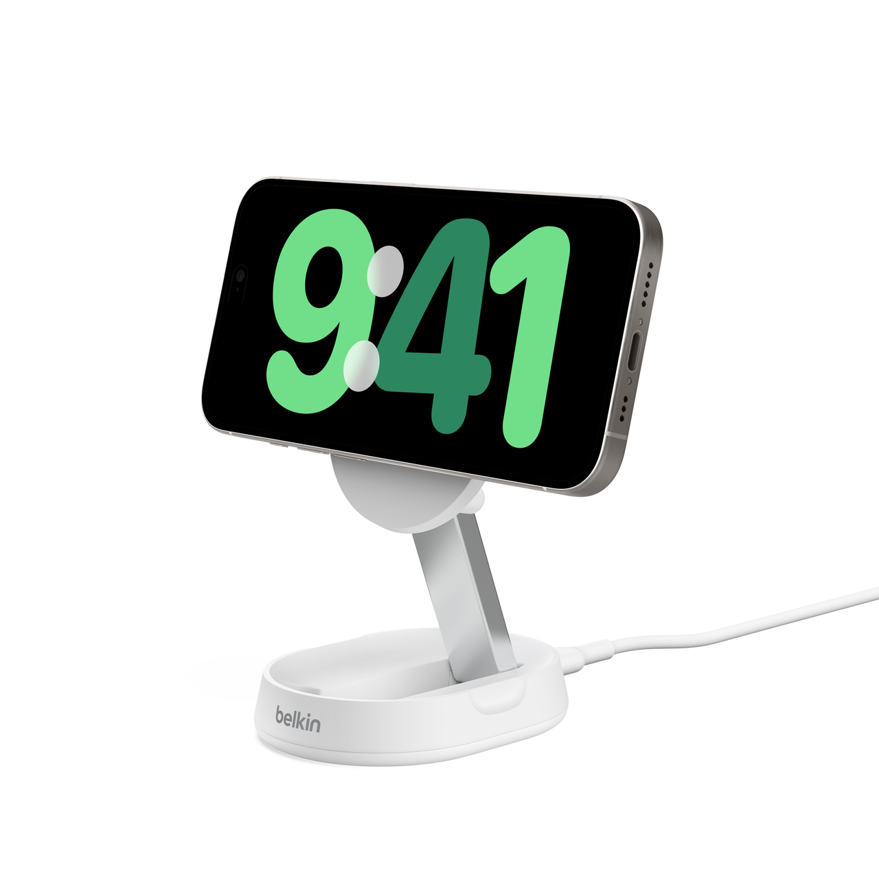 9:41 gösteren bir iPhone'a sahip beyaz telefon standı. Stand açılıdır ve bir şarj kablosu vardır.
