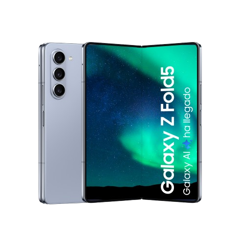 Un teléfono Galaxy Z Fold5 azul claro, plegado, que muestra una pantalla verde con cielo nocturno y aurora boreal.